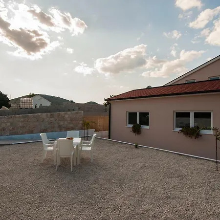 Apartment Phoenix 3 Ivanica
